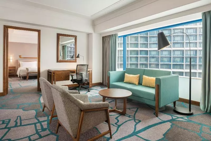 Business Suite Kingsize Bett, Le Meridien Jakarta