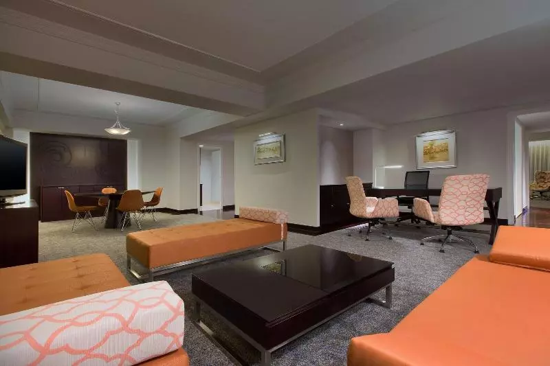 Business Suite Kingsize Bett, Le Meridien Jakarta