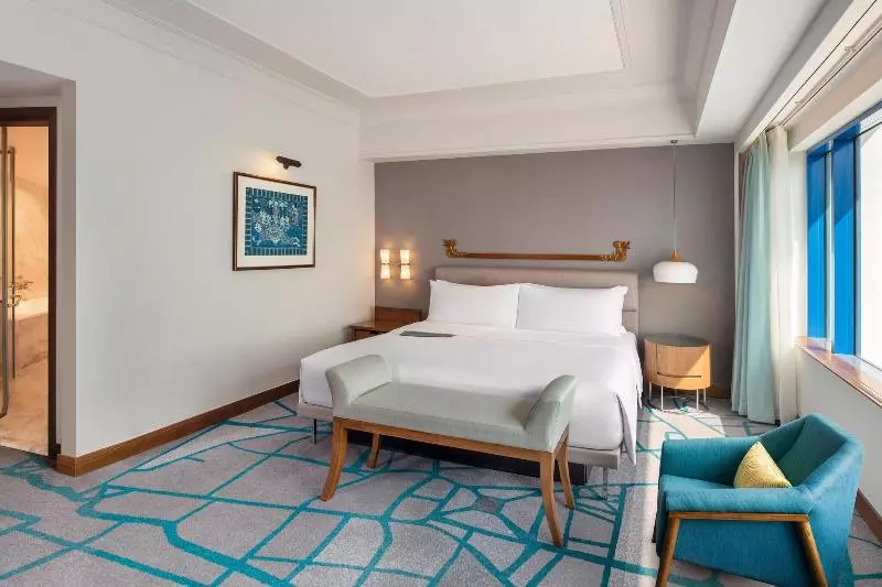 Business Suite Kingsize Bett, Le Meridien Jakarta
