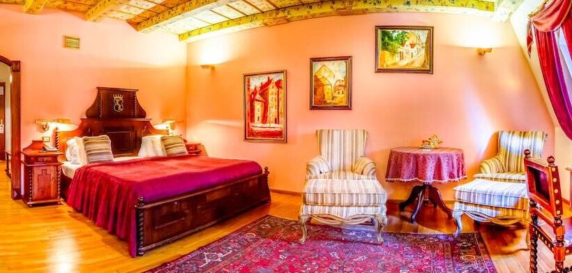 小型套房, The King Charles