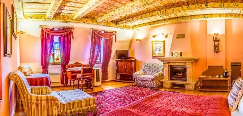 سوییت جونیور, The King Charles