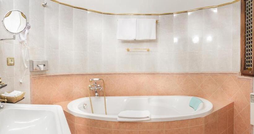 豪华房间, The King Charles