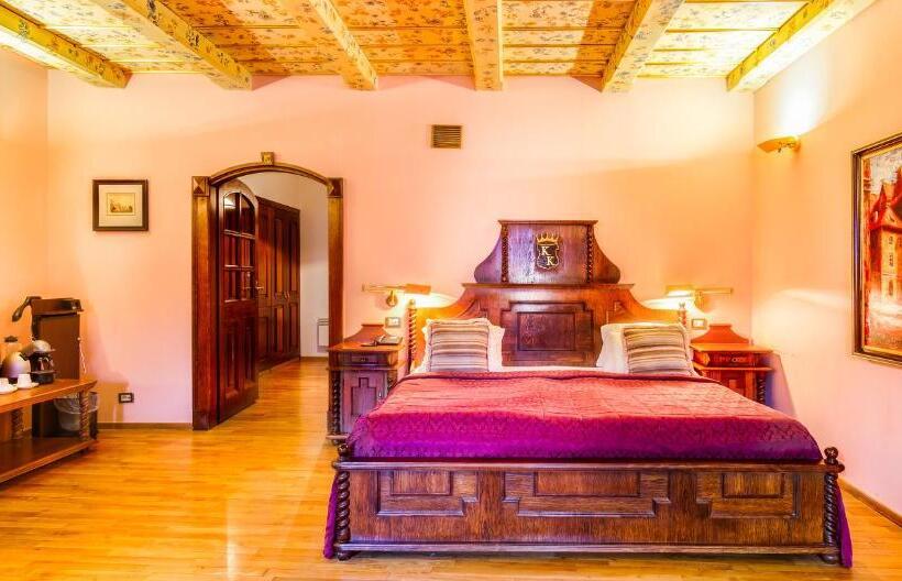 小型套房, The King Charles