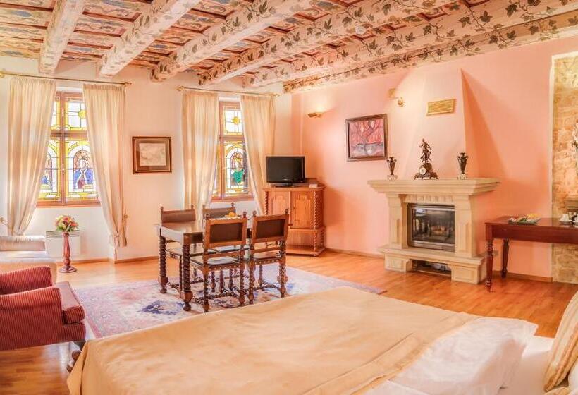 小型套房, The King Charles