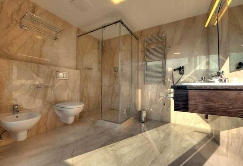 اتاق سوپریور, Zur Burg