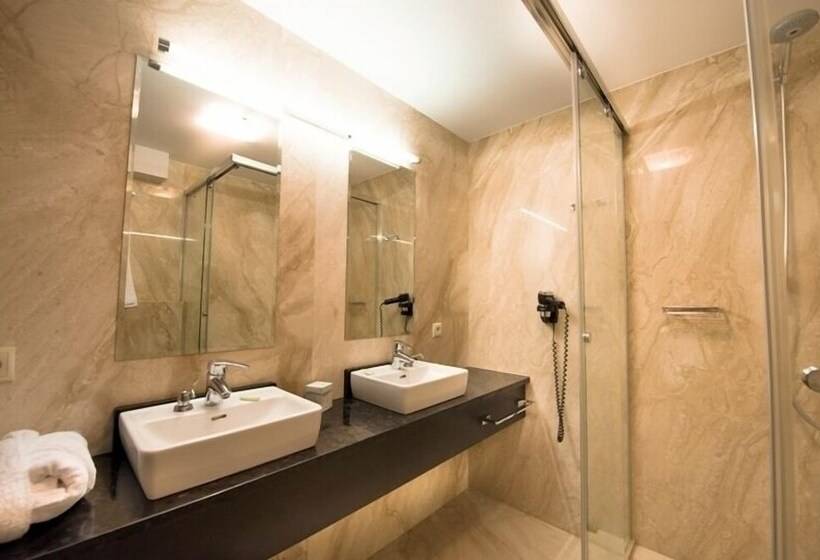 اتاق راحتی, Zur Burg