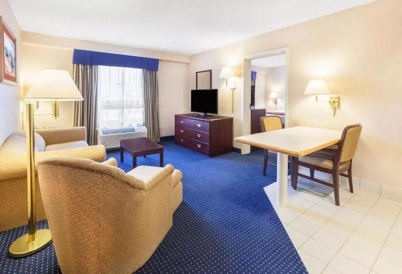 キングサイズベッドのスイートルーム, Wyndham Garden Monterrey Norte