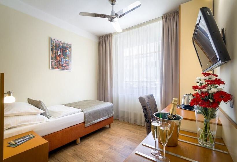 Quarto Estandar Individual, Aida