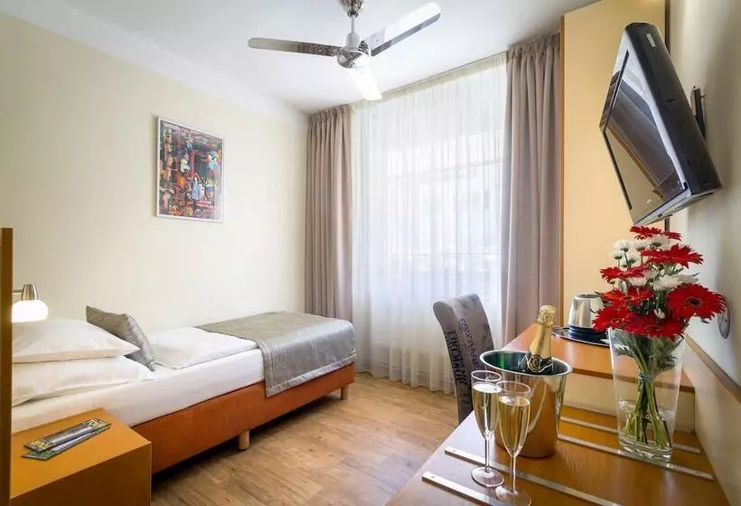Quarto Estandar Individual, Aida
