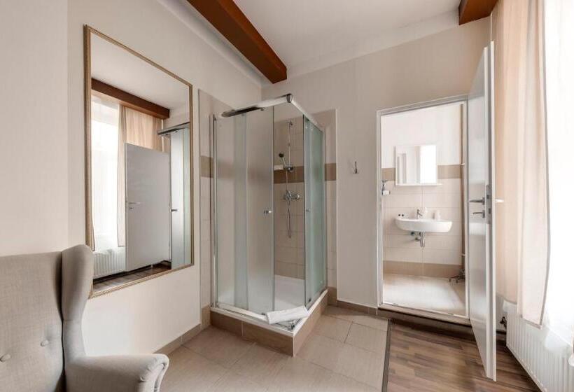 اتاق استاندارد یک نفره, Koruna