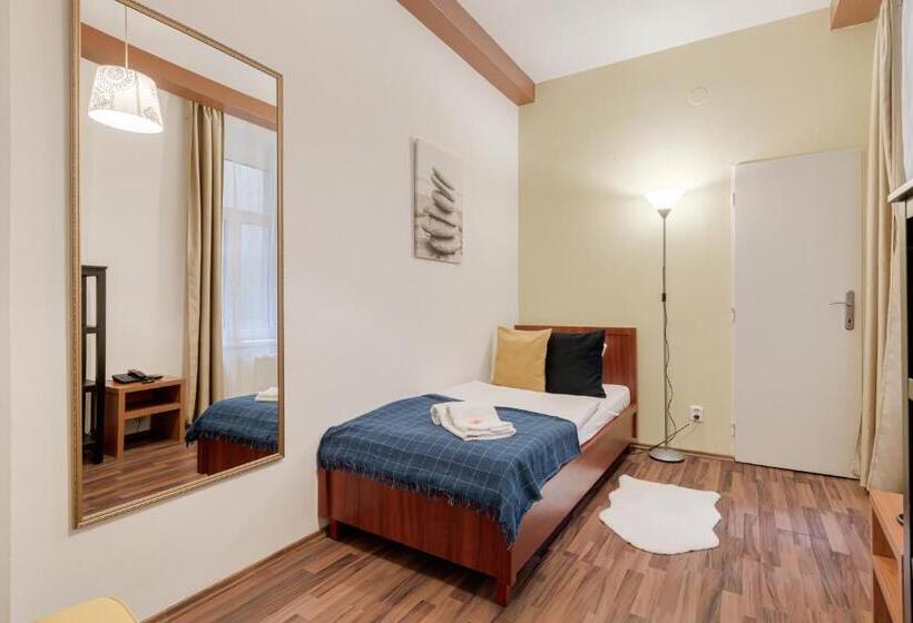 اتاق استاندارد یک نفره, Koruna