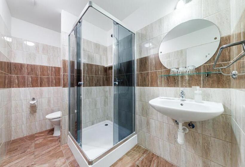 اتاق استاندارد سه نفره, Koruna