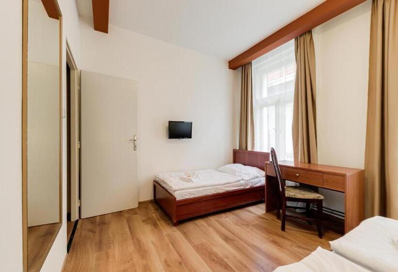 اتاق استاندارد سه نفره, Koruna