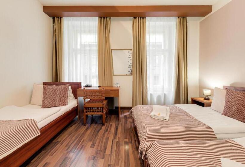 اتاق استاندارد سه نفره, Koruna