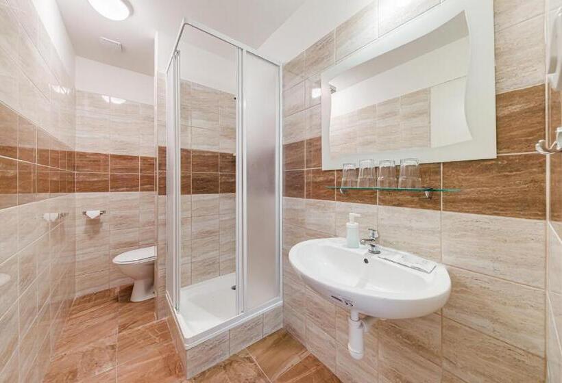 اتاق استاندارد چهار تخته, Koruna