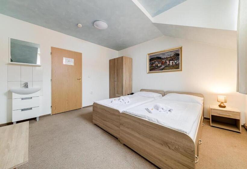 اتاق خانوادگی, Koruna