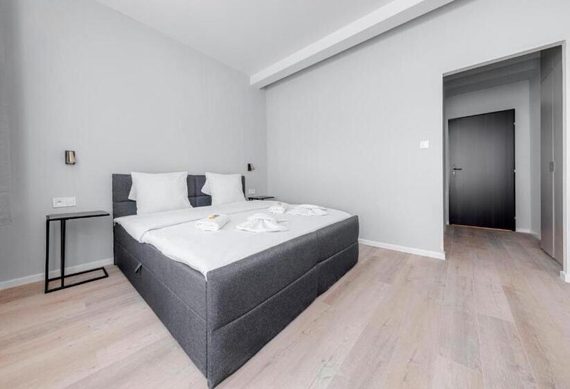 اتاق لوکس, Koruna