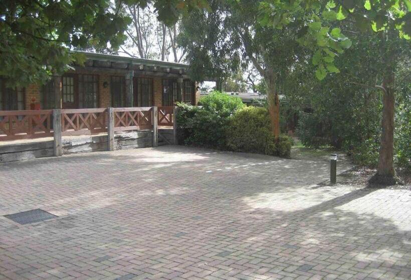 דירת חדר, Mahogany Park