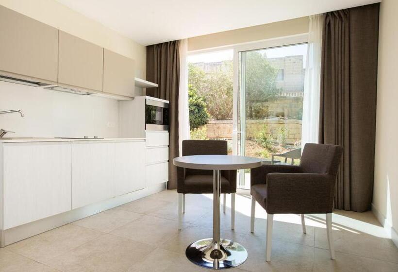 استودیوی استاندارد, Salini Resort