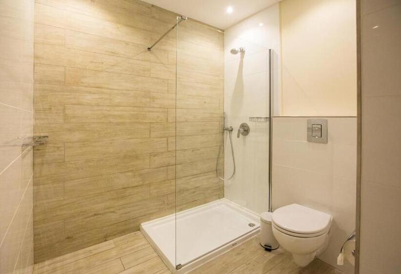 اتاق خانوادگی با چشم‌انداز دریا, Salini Resort