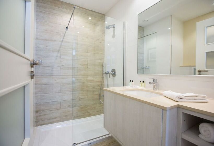 اتاق خانوادگی با چشمانداز دریا, Salini Resort