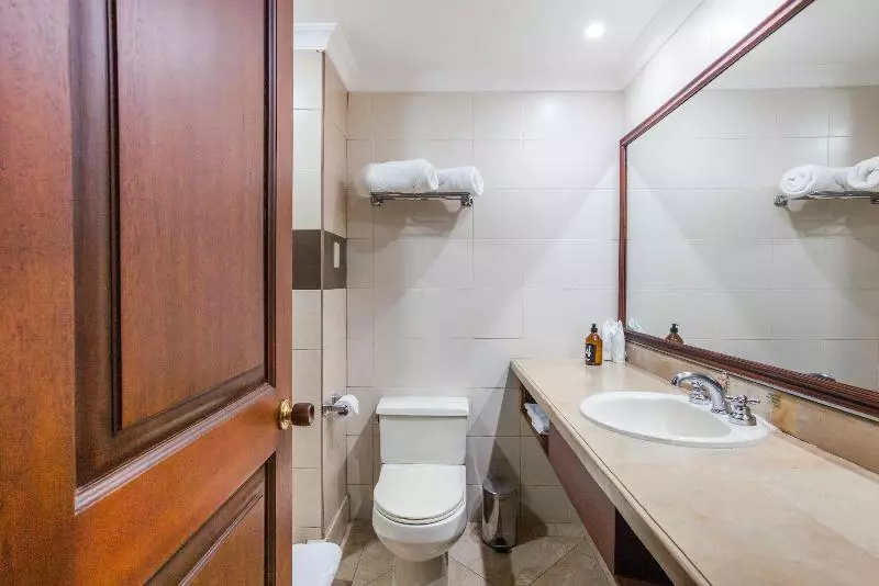 デラックスルーム, Socialtel Quito