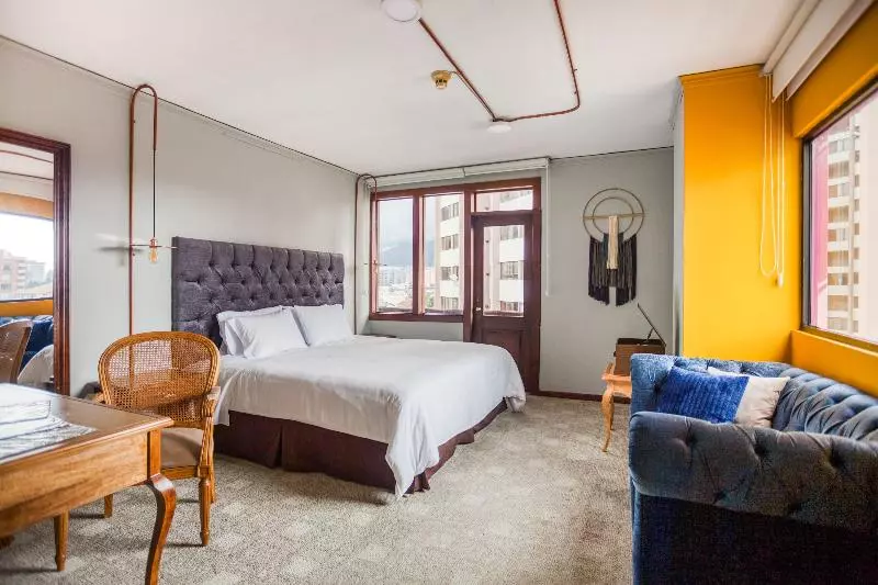 デラックスルーム, Socialtel Quito