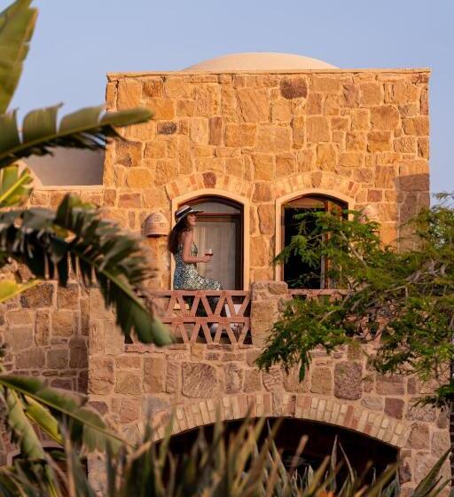 اتاق سوپریور با چشم‌انداز جانبی دریا, Movenpick Resort El Quseir