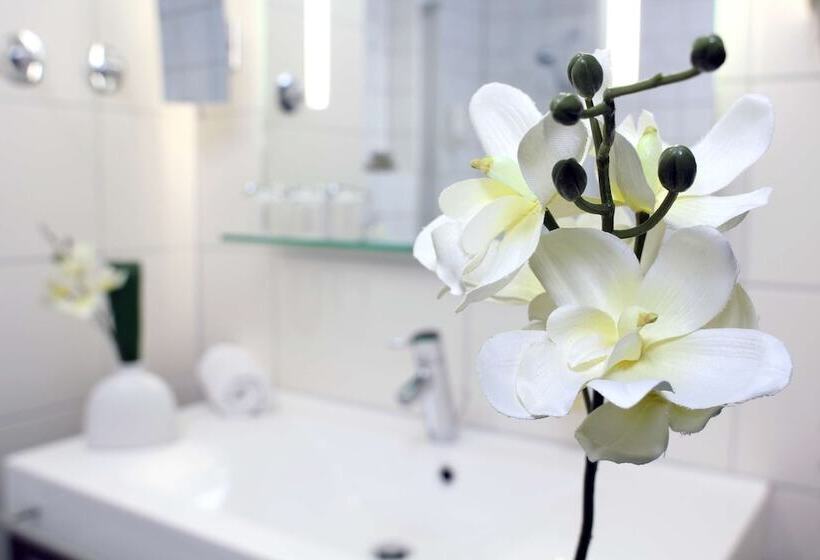 سوییت جونیور, Amber Econtel