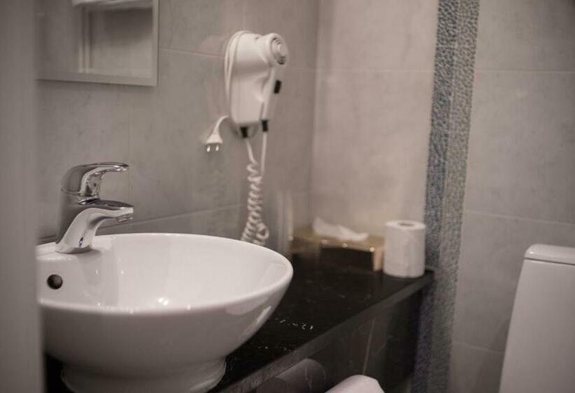 商务房间, Arthur