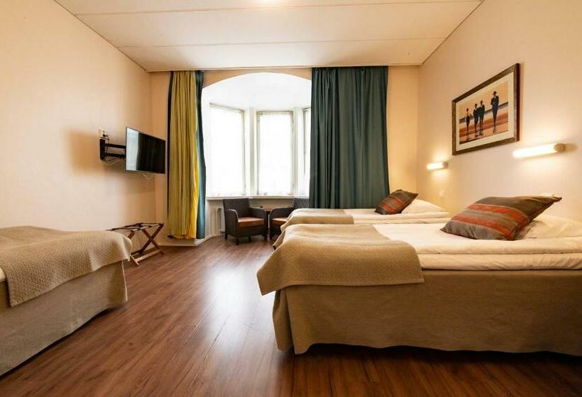 标准三人间, Arthur