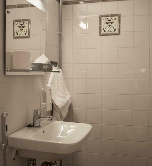 标准三人间, Arthur