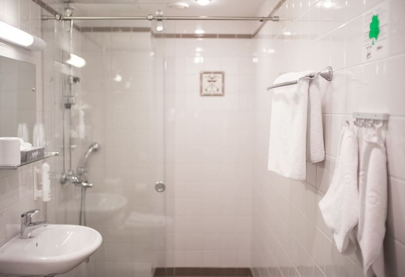 标准三人间, Arthur