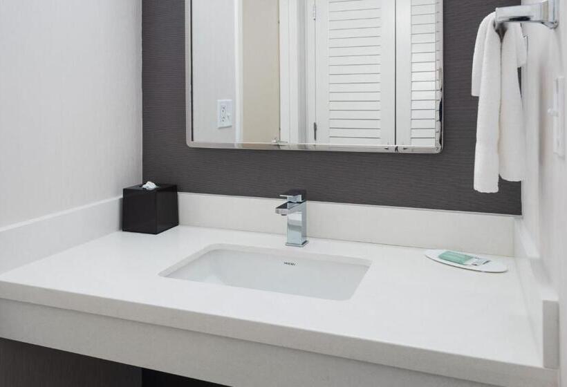 带大床的标准间, Courtyard By Marriott New Haven Wallingford