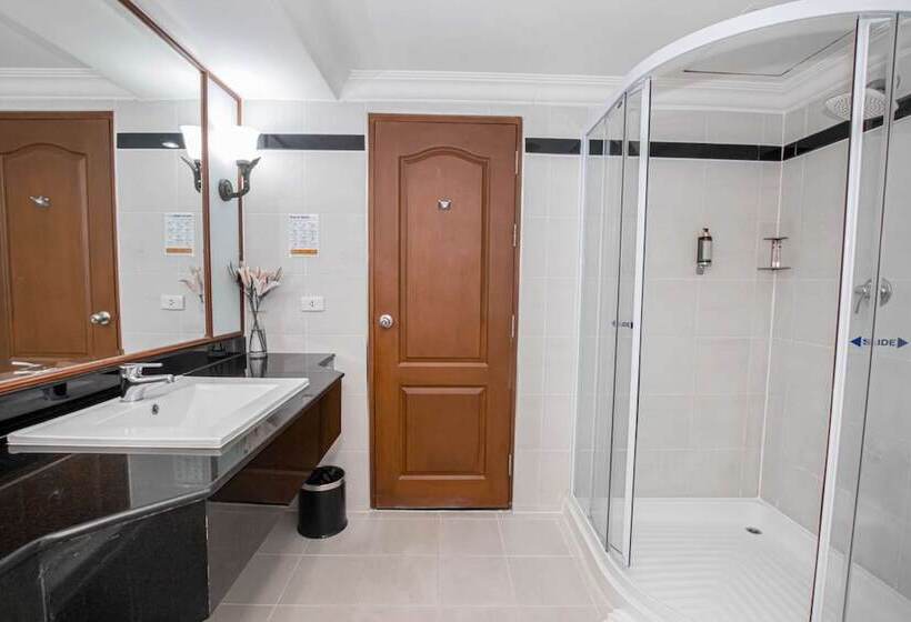 חדר דלוקס, Golden Tulip Sovereign Hotel Bangkok