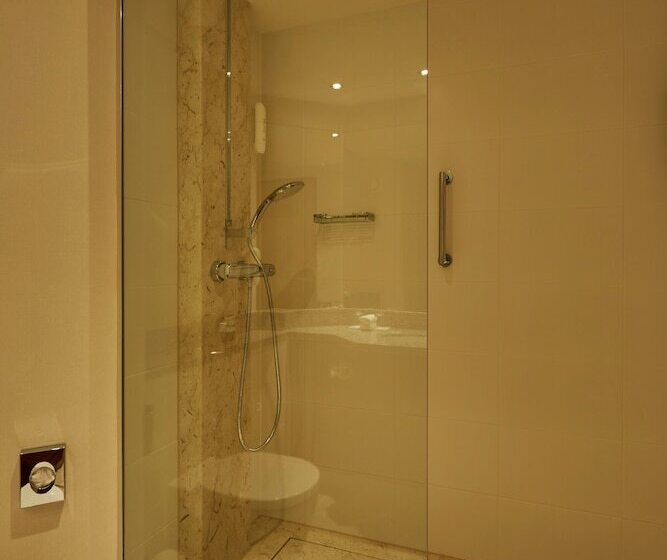 جناح جونيور إداري, H4 Hotel Hannover Messe