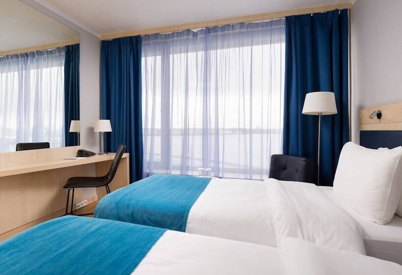 غرفة قياسية مطلّة علي النهر, Saint Petersburg