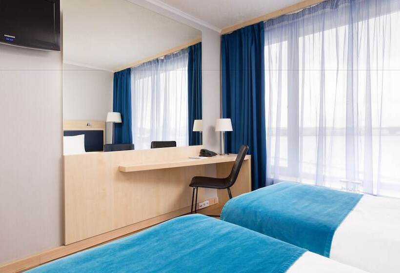 غرفة قياسية مطلّة علي النهر, Saint Petersburg