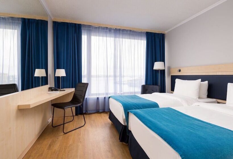 غرفة قياسية مطلّة علي النهر, Saint Petersburg