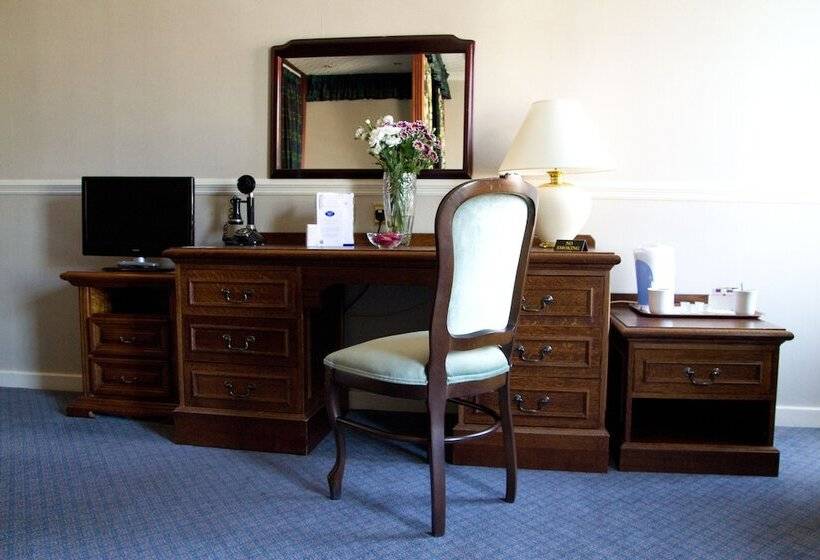 غرفة عائلية, Salutation