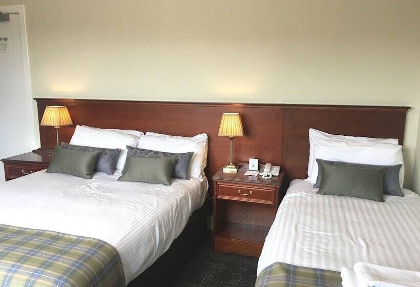 غرفة عائلية, Salutation