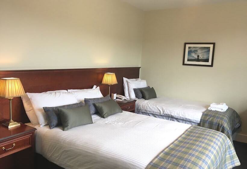 غرفة عائلية, Salutation