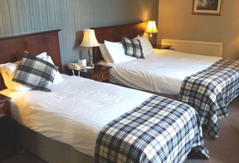 غرفة عائلية, Salutation