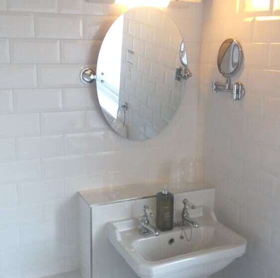 غرفة سوبيريور, Salutation