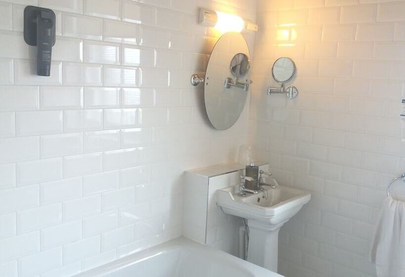 غرفة سوبيريور, Salutation