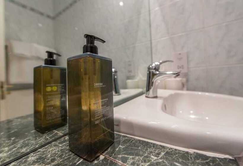 غرفة كلاسيكية فردية, Salutation