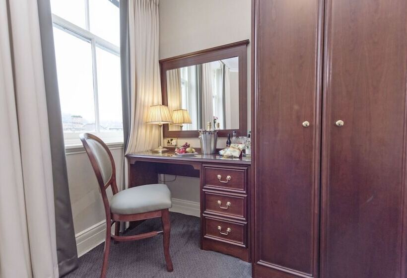 غرفة سوبيريور, Salutation