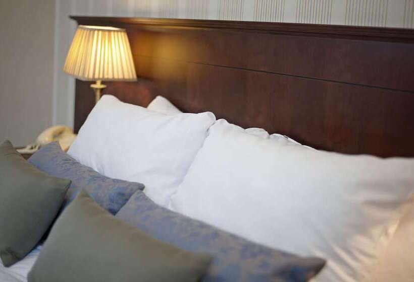 غرفة سوبيريور, Salutation