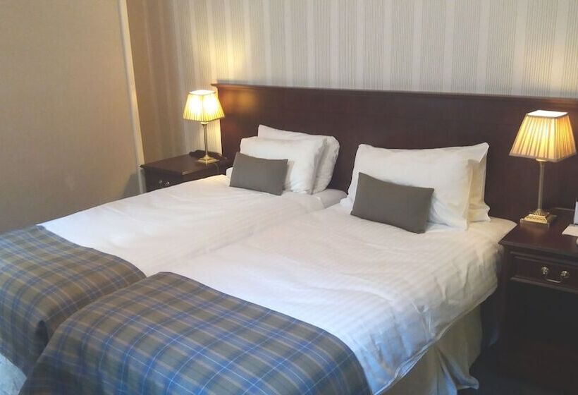 غرفة سوبيريور, Salutation