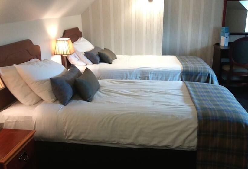 غرفة عائلية, Salutation